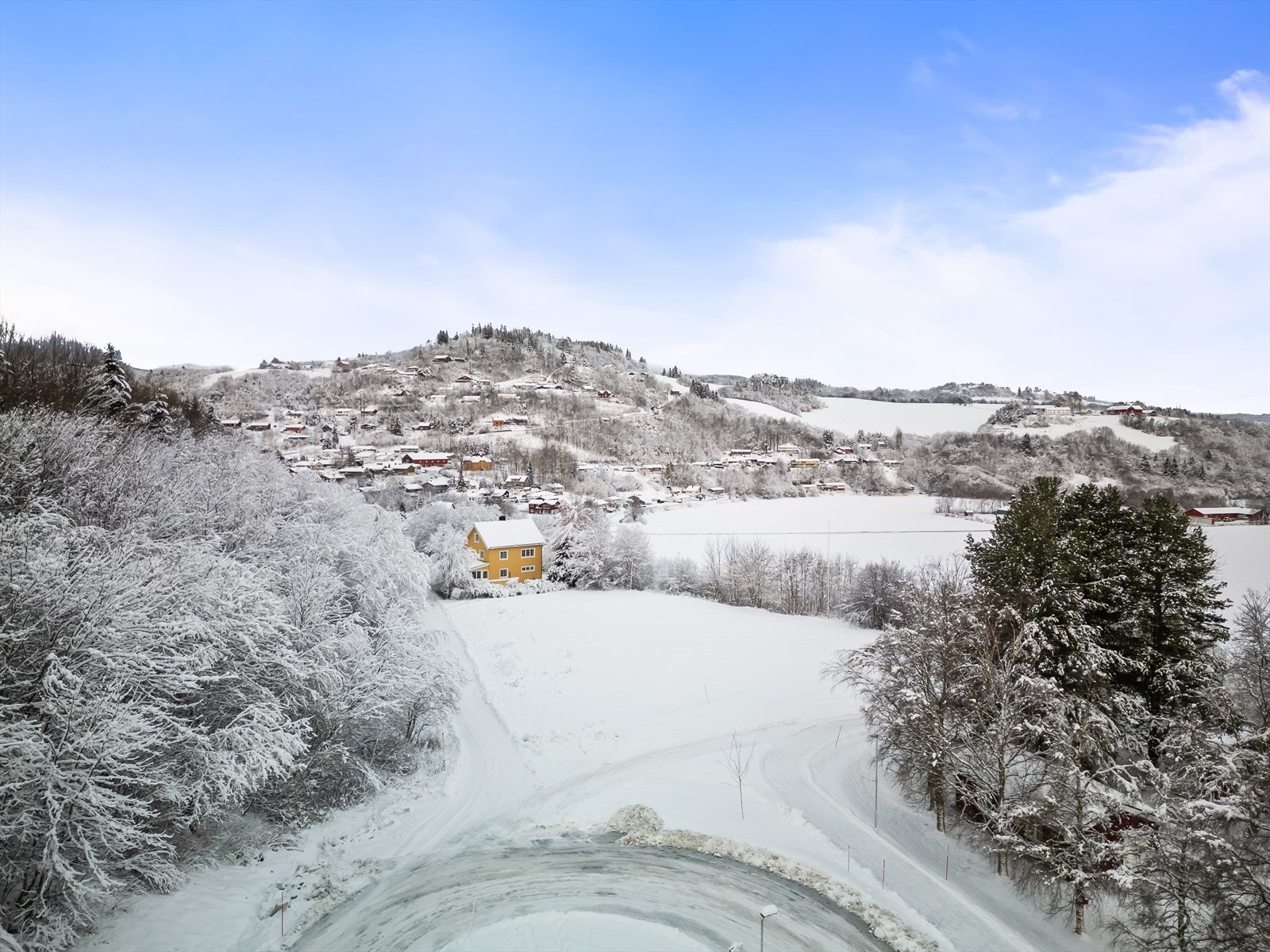 Bankhallen, Melhushallen, Gruva Idrettsstadion og flere treningssentre er innenfor gangavstand fra eiendommen. Galleribilde