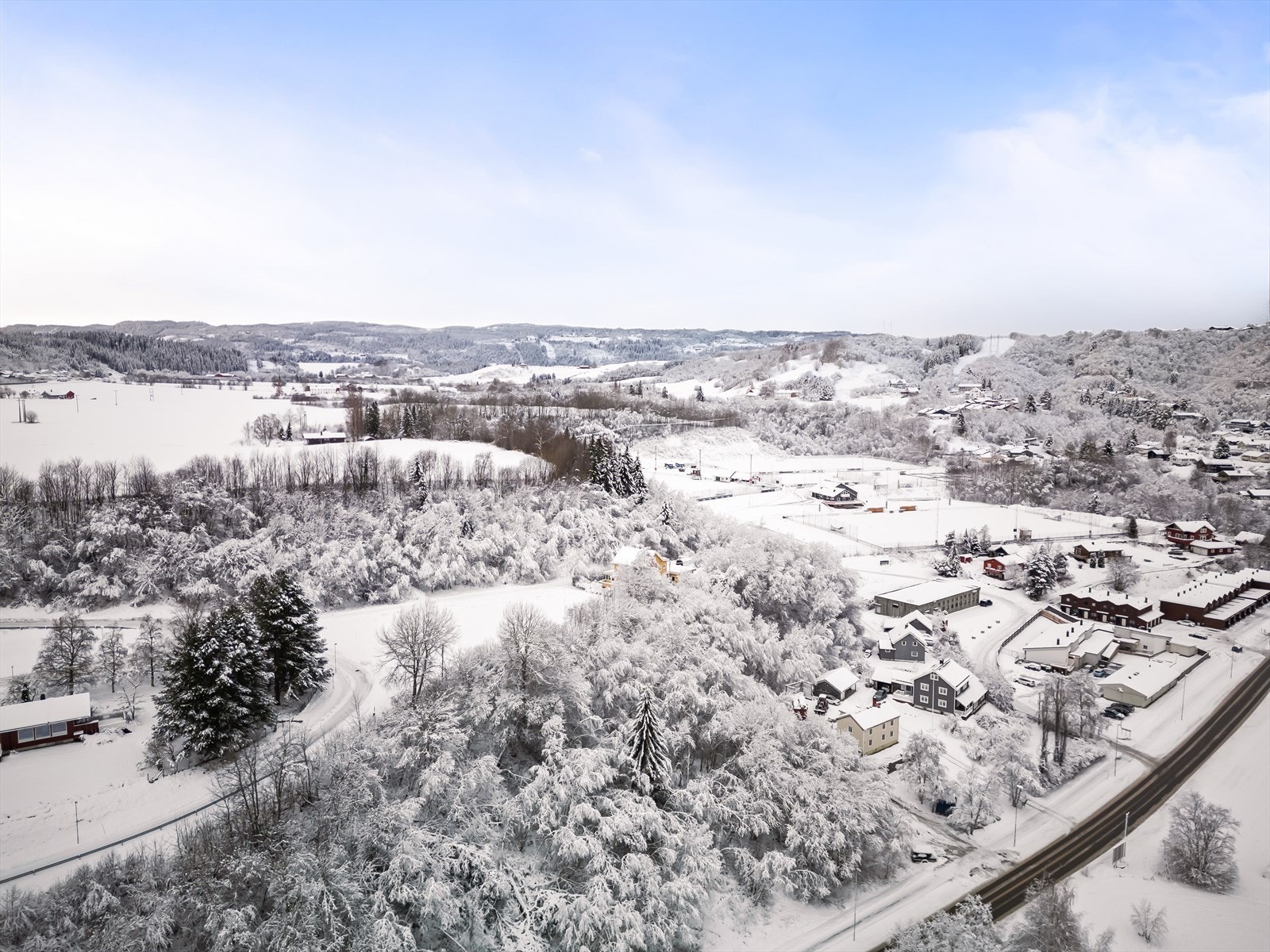 Her ser du Gruva fotballstadion, like ved eiendommen (til høyre på bildet). Galleribilde