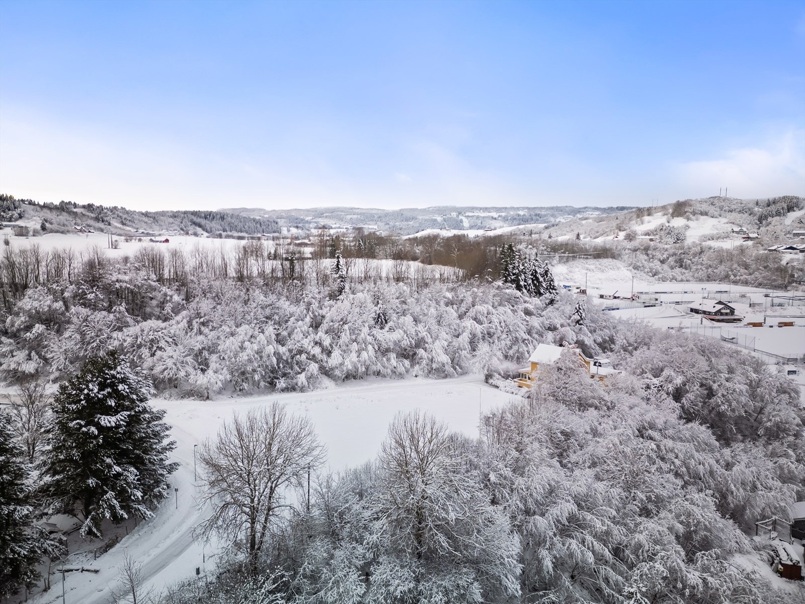 Tomten måler ca. 7 mål, og har en meget sentral beliggenhet. Galleribilde