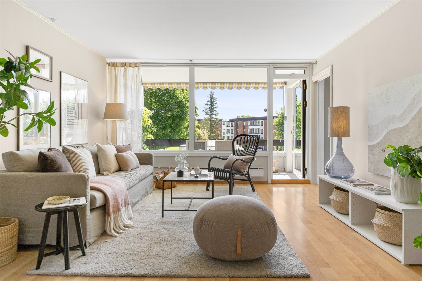 Stuen er lys og luftig med store vinduer ut mot balkongen. Galleribilde