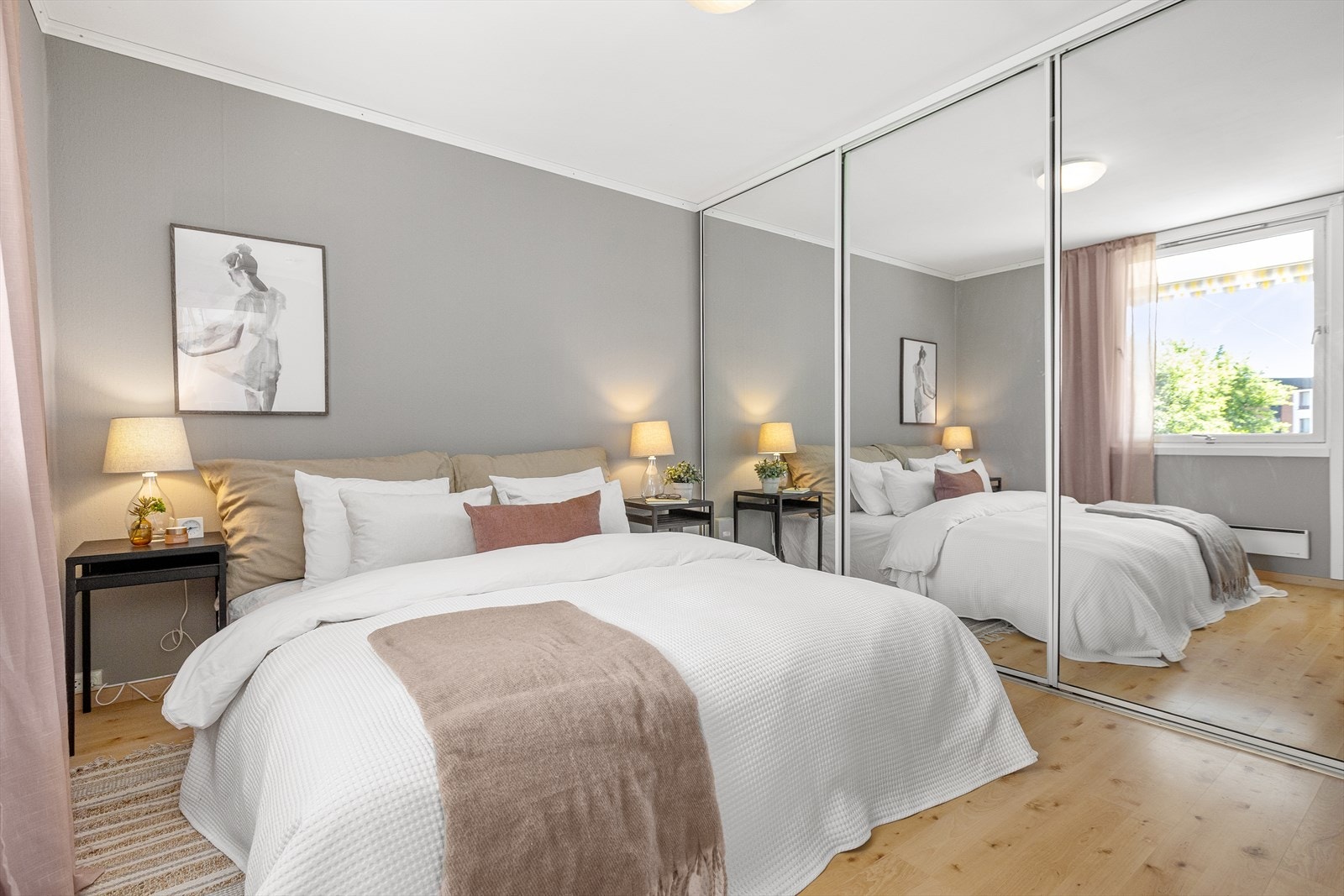 Leiligheten har to fine soverom malt i en lys, behagelig farge, og det er god plass til skap. Galleribilde