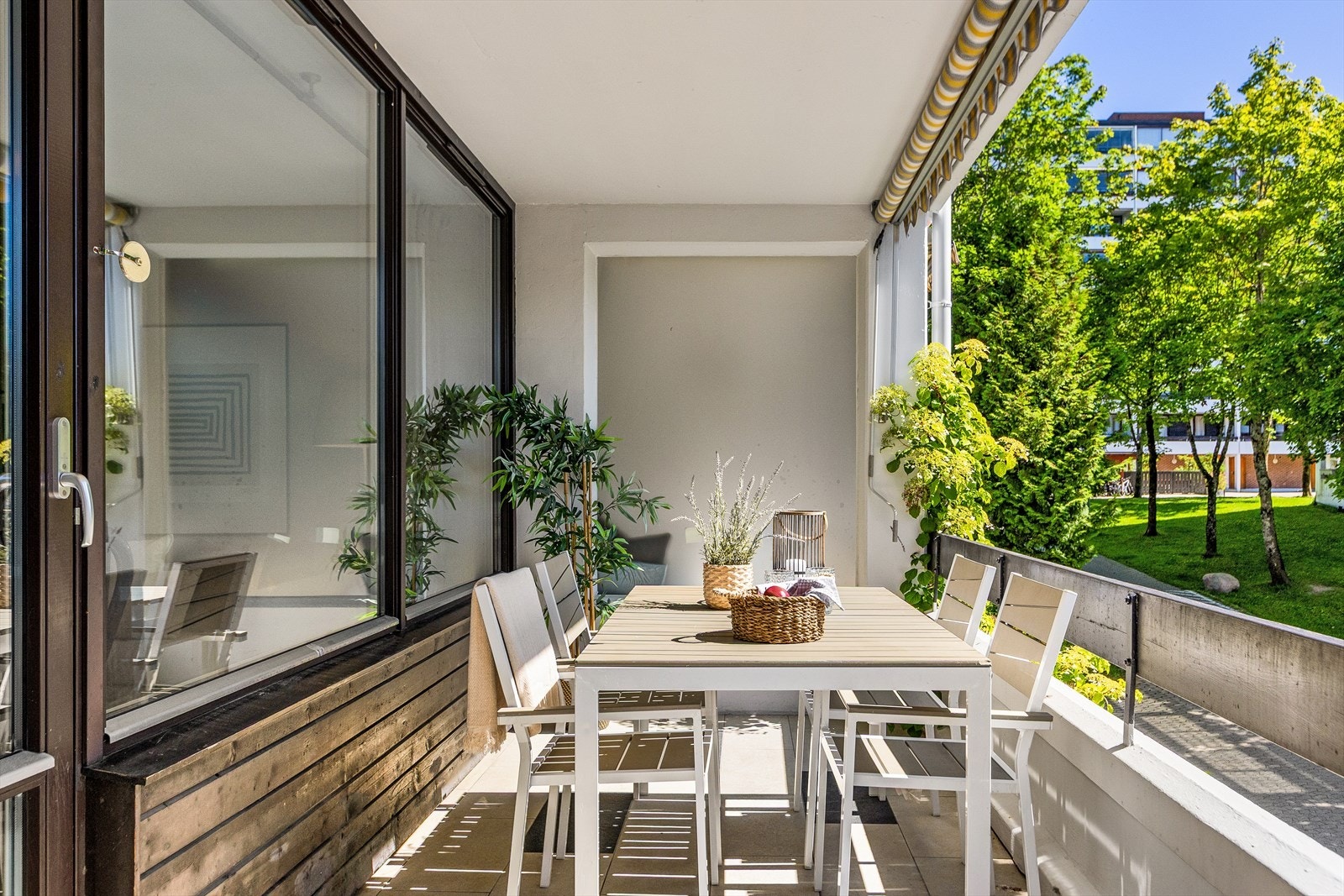 En stor markise skjermer fint når solen er på sitt sterkeste. Galleribilde