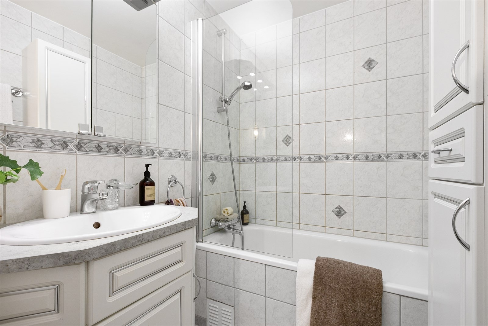 Badet i leiligheten er flislagt og har varme i gulvet. Galleribilde