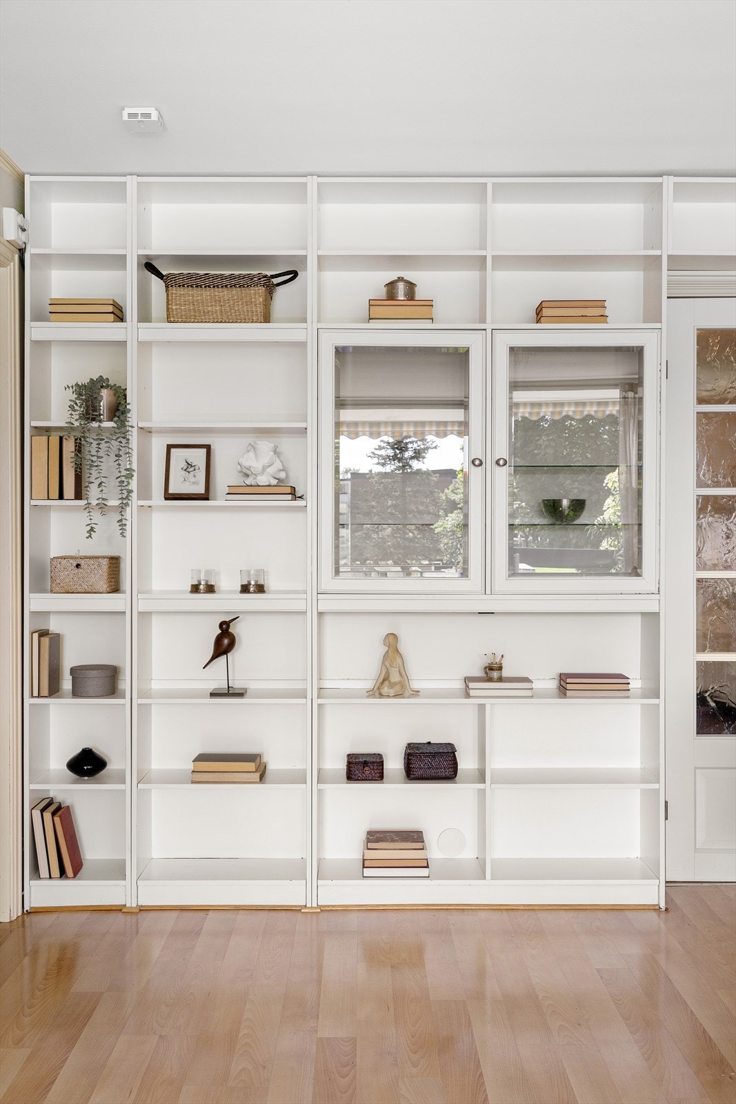 Stuen er romslig og innbydende med flere innredningsmuligheter. Galleribilde