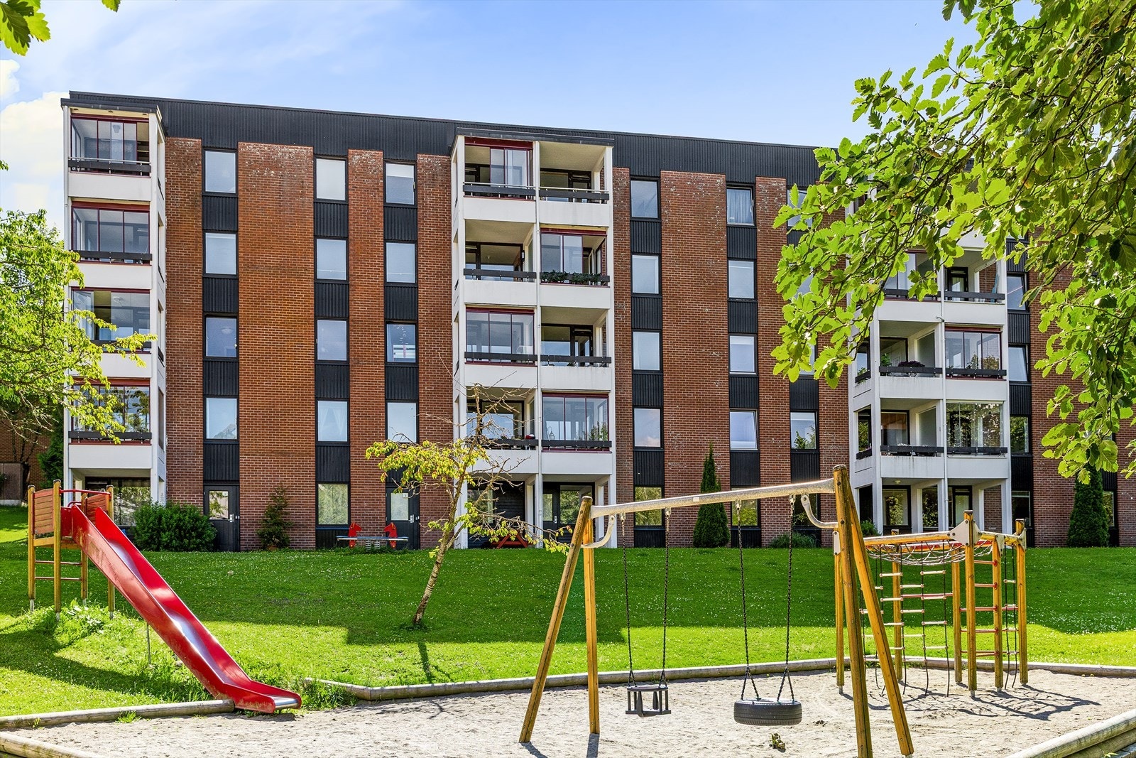 Det er flere lekeplasser på området, samt plener og interne stier mellom bygningene. Galleribilde