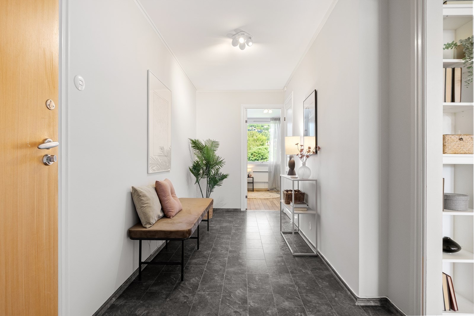 Leiligheten har en innbydende entré med plass til kommode, skap eller annet møblement. Galleribilde