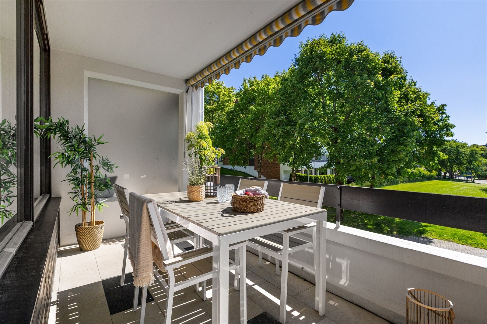 Balkongen er lun og fin med gode solforhold. Galleribilde