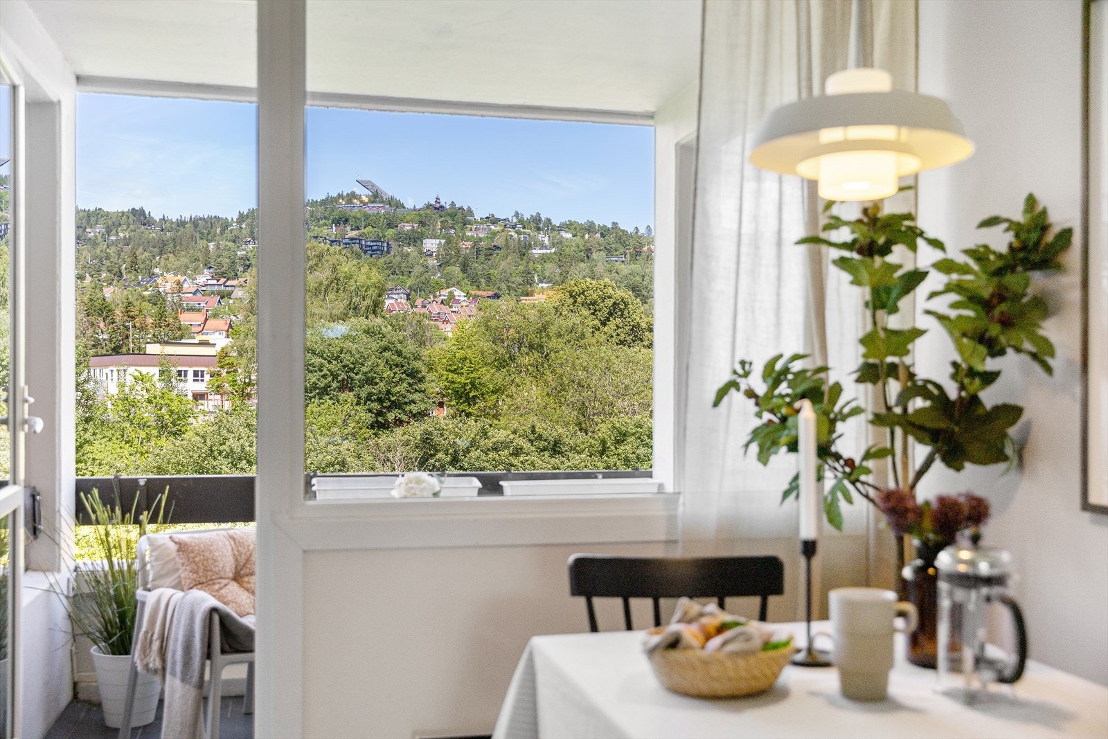 Når været er fint er det enkelt å ta med seg frokosten ut på balkongen. Galleribilde