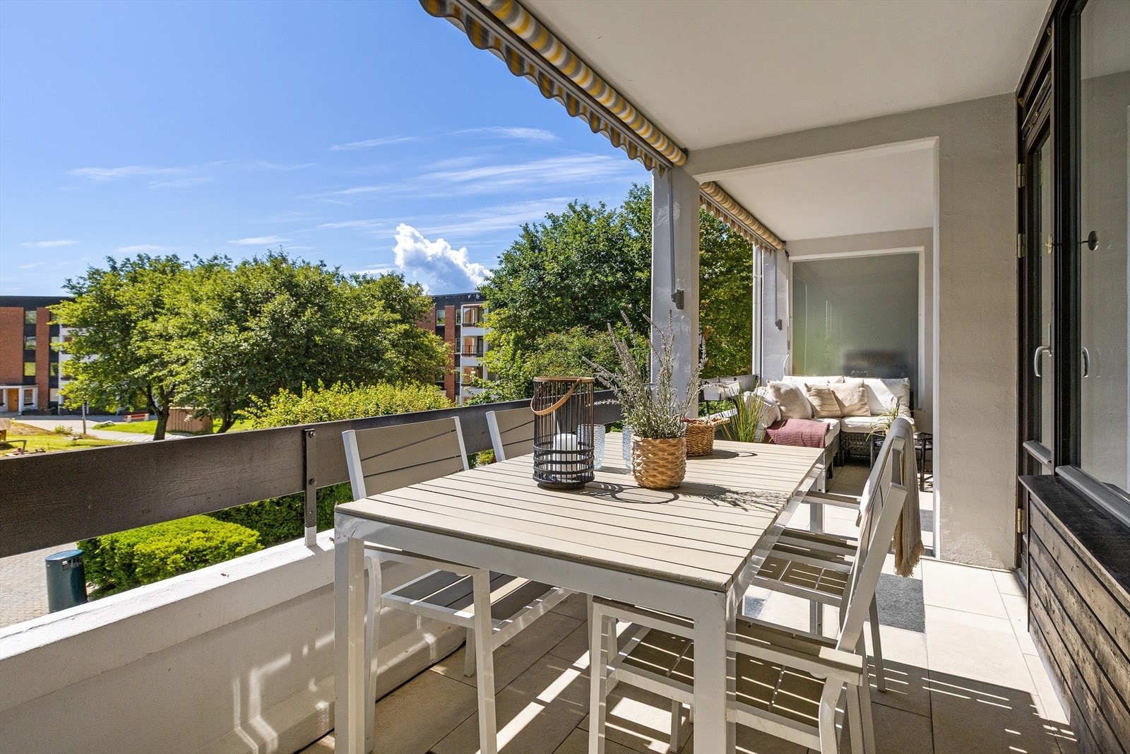 Fra balkongen er det fin utsikt utover et fredelig fellesområde. Galleribilde