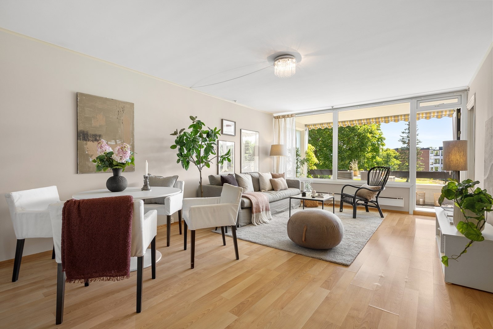 Det er plass til både sofagruppe og spisebord. Galleribilde