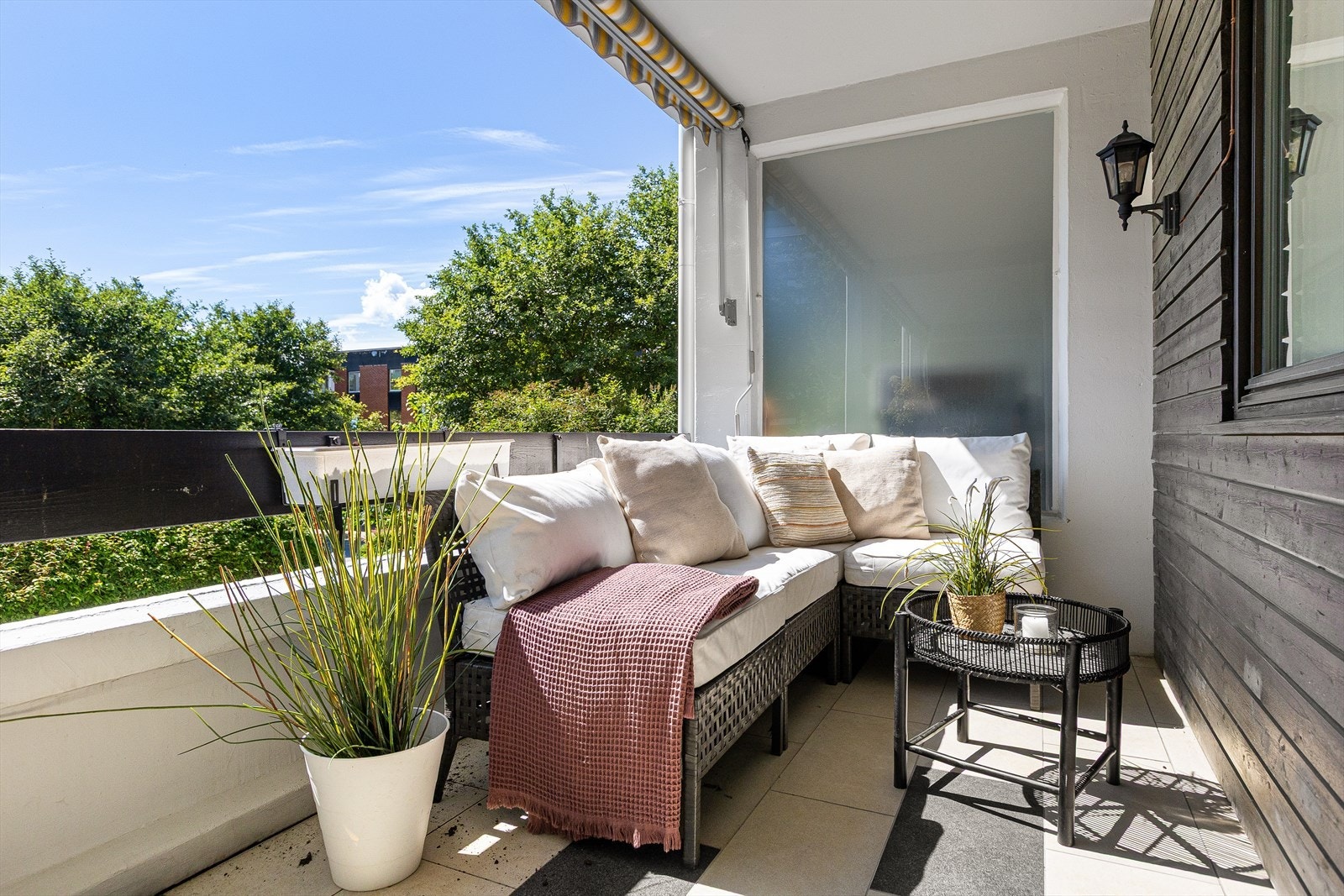 Balkongen har to soner, begge med god plass til utemøbler. Galleribilde