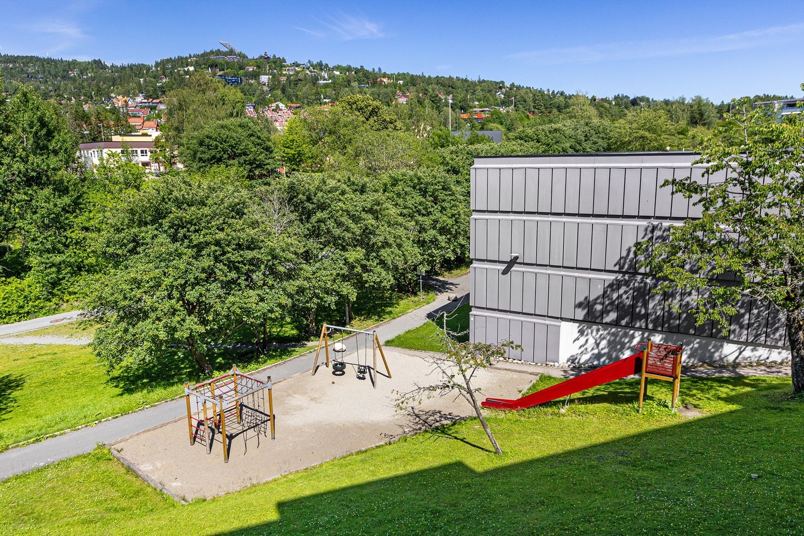 Fellesområdet har store plenområder og koselige lekeplasser. Galleribilde