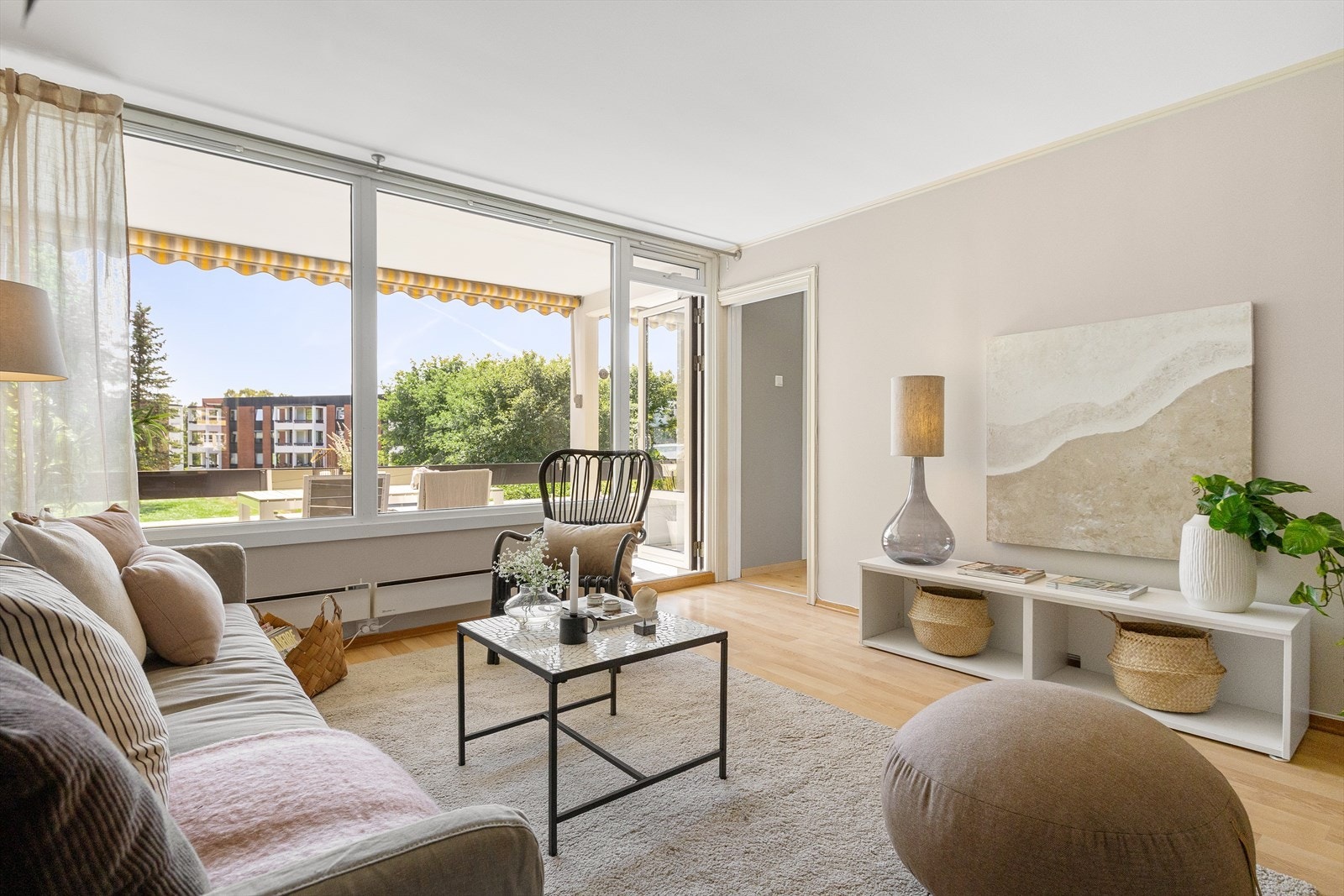 Leiligheten varmes opp med elektrisitet, og elanlegget har automatsikringer. Galleribilde