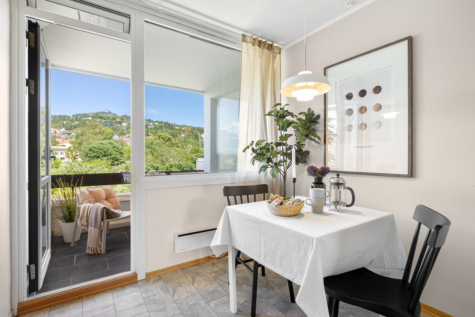 Den innerste delen av kjøkkenet har spiseplass og utgang til balkong. Galleribilde