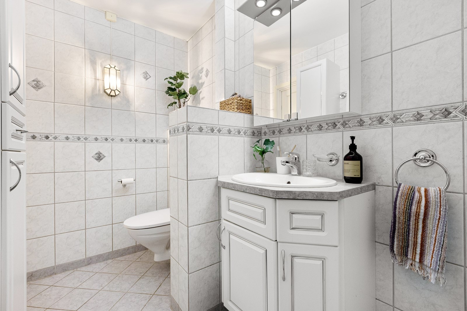 Selv om badet er noe utdatert, er det funksjonelt og pent med praktisk utforming. Galleribilde