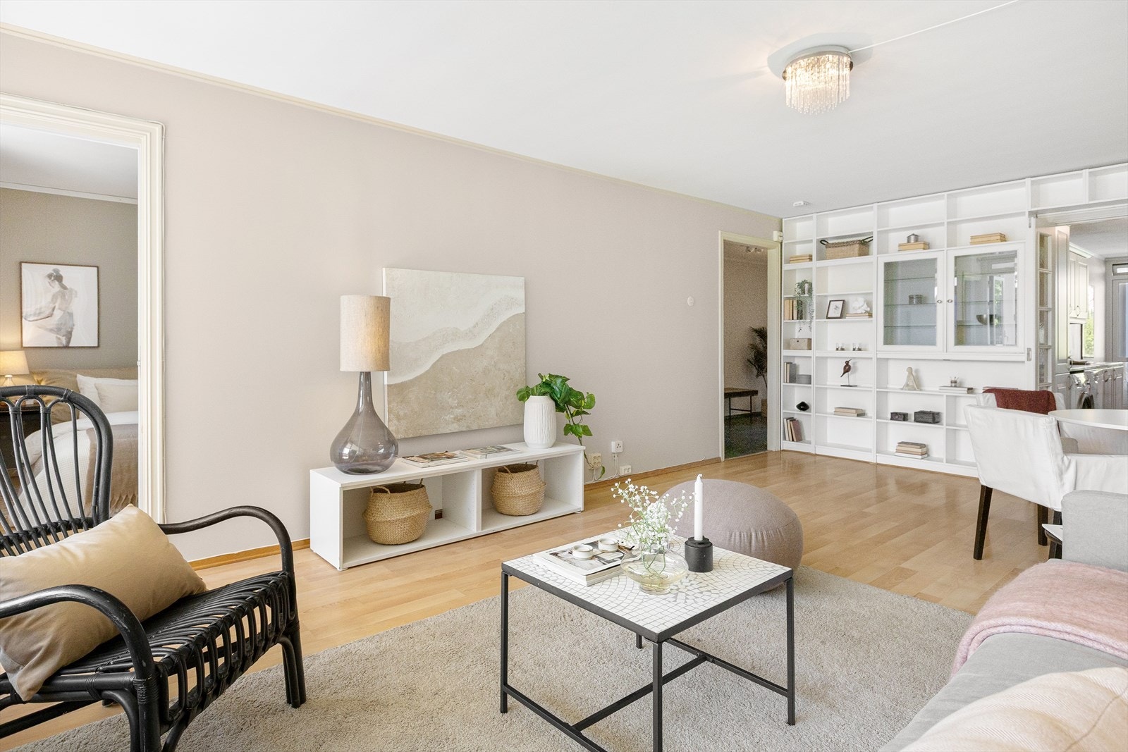 Leiligheten fremstår som lys og trivelig, om enn med noe eldre standard. Galleribilde