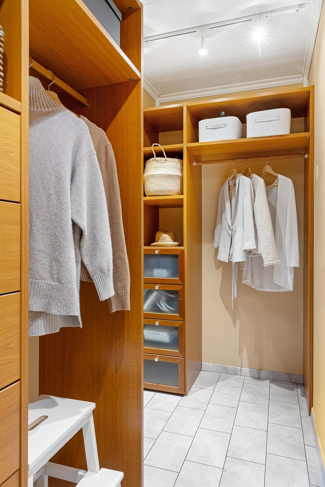 Den innvendige boden er praktisk innnredet med oppheng, hyller og skuffer. Galleribilde