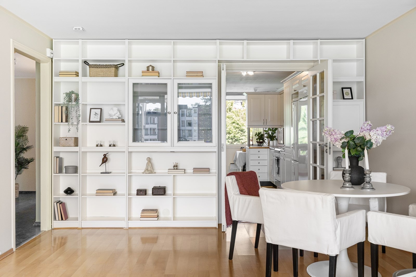 Glassfeltene i døren inn mot kjøkkenet gjør at stuen får lys fra begge sider. Galleribilde