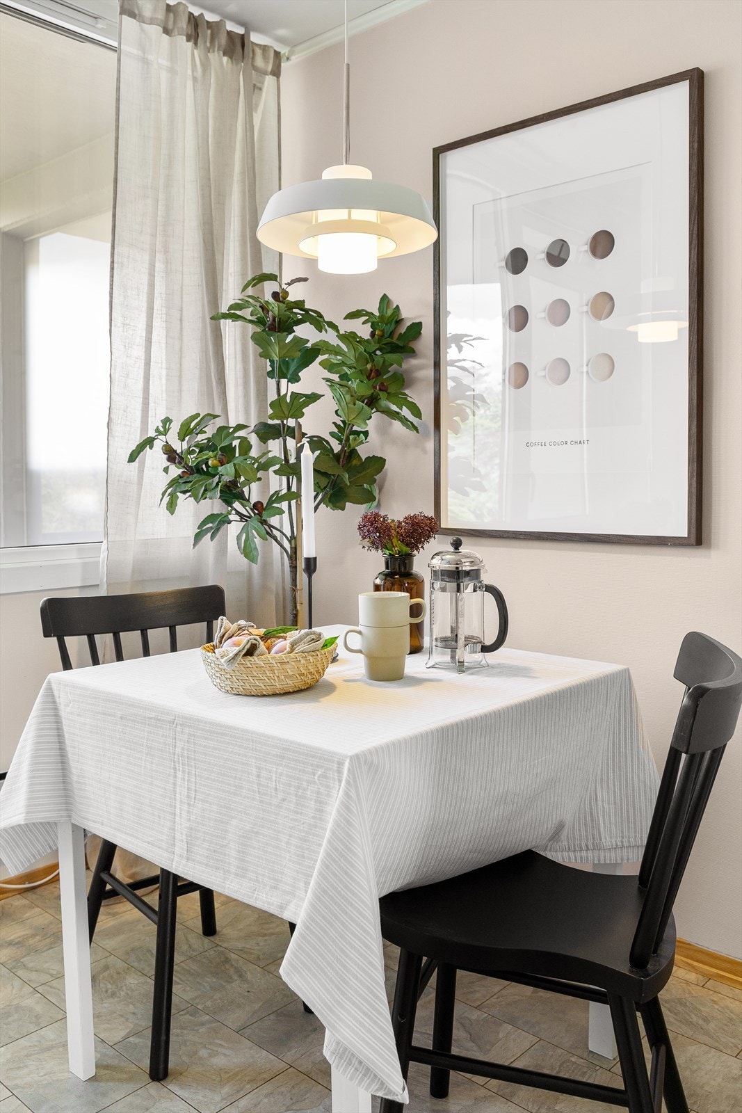 Spiseplassen på kjøkkenet er perfekt for frokost på travle morgener. Galleribilde