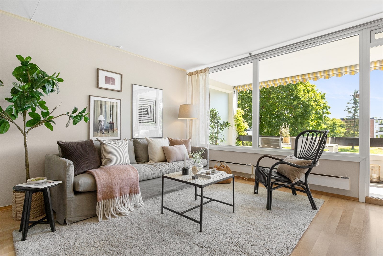 Stuen har, som resten av leiligheten, lysmalte overflater og god romfølelse. Galleribilde