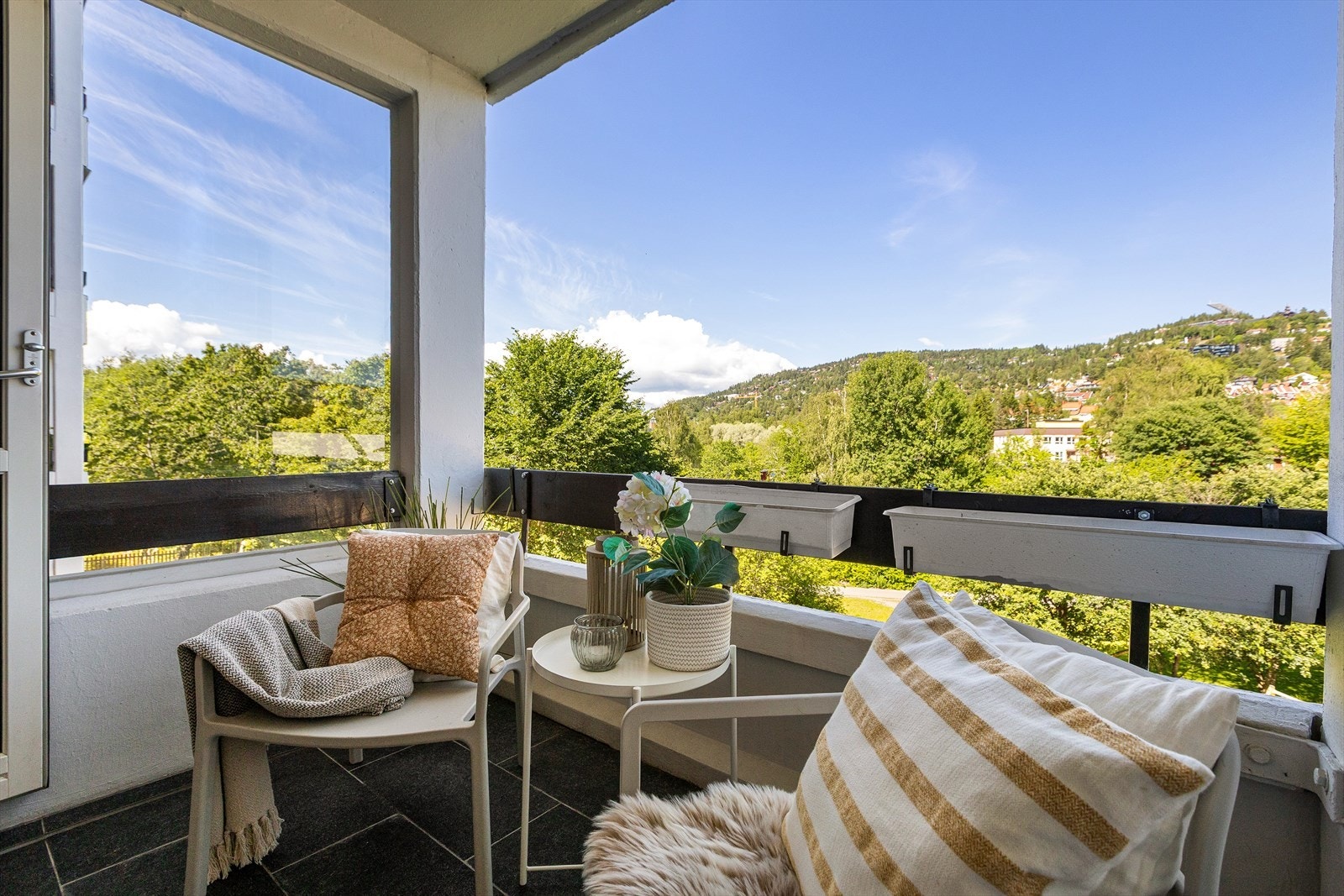 Her kan du starte dagen i rolige omgivelser, og med fin utsikt utover området. Galleribilde