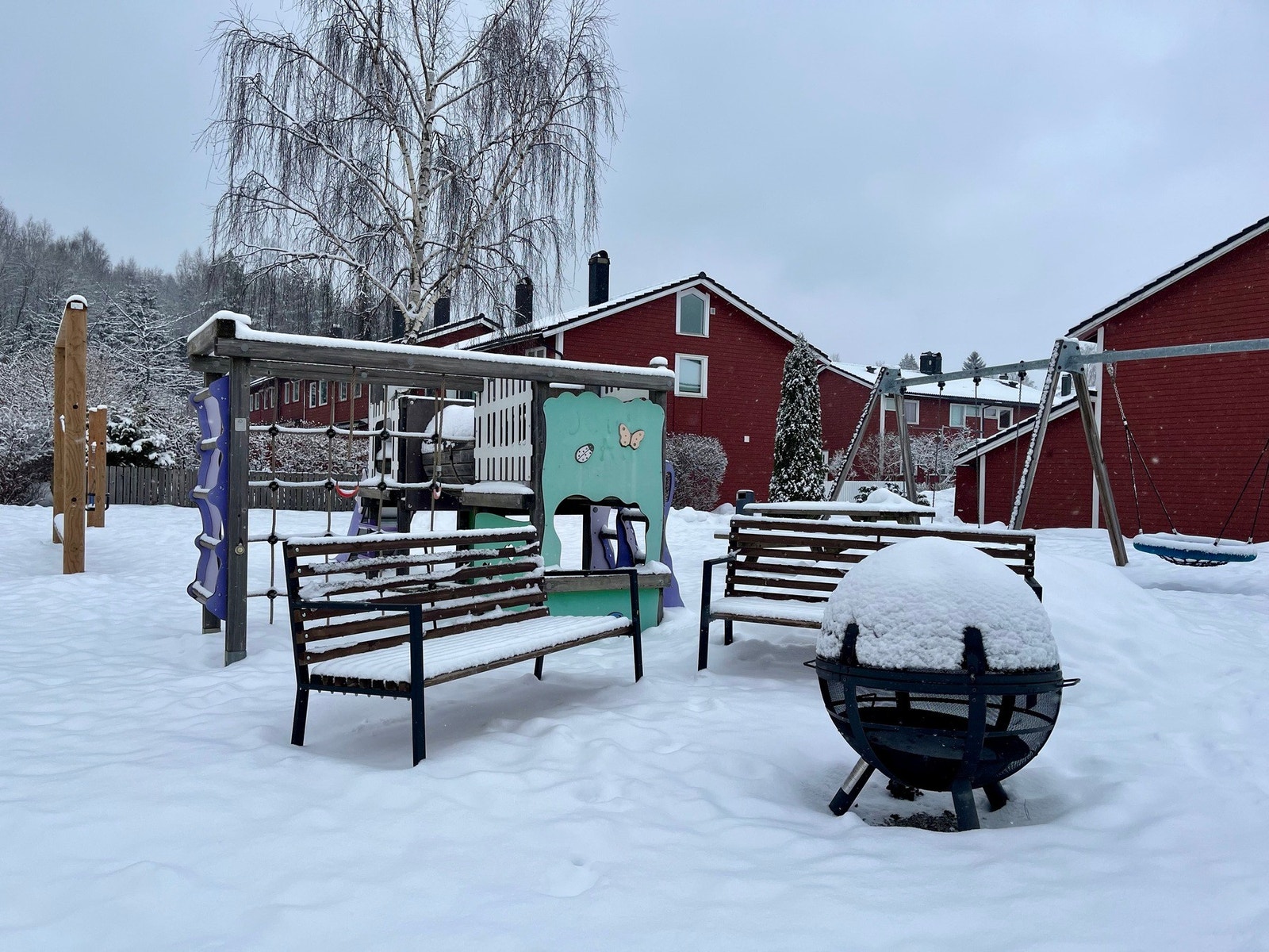 Området har flere koselige lekeplasser og til og med en egen skøytebane når været tillater. Galleribilde