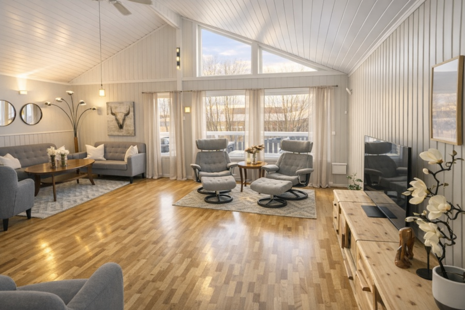 Flott stue med åpen himling, nydelige lysforhold Galleribilde