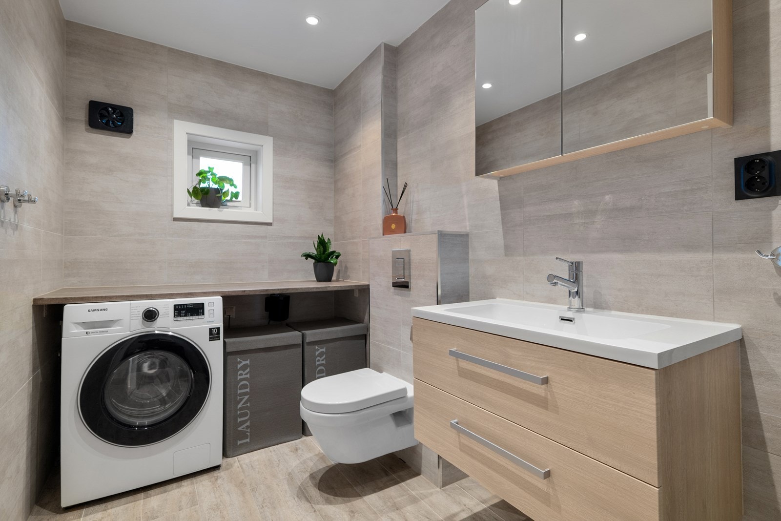 Lekkert, flislagt bad som ble oppusset av tidligere eier i 2017. Galleribilde