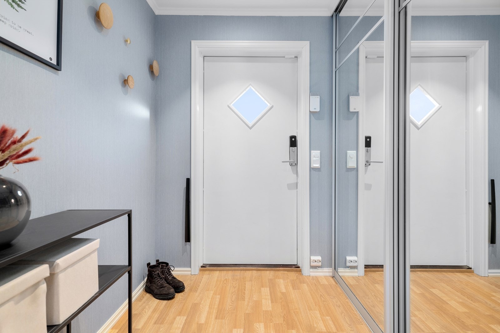 Velkommen inn! Skyvedørsgarderobe gir effektiv oppbevaring i entréen. Galleribilde