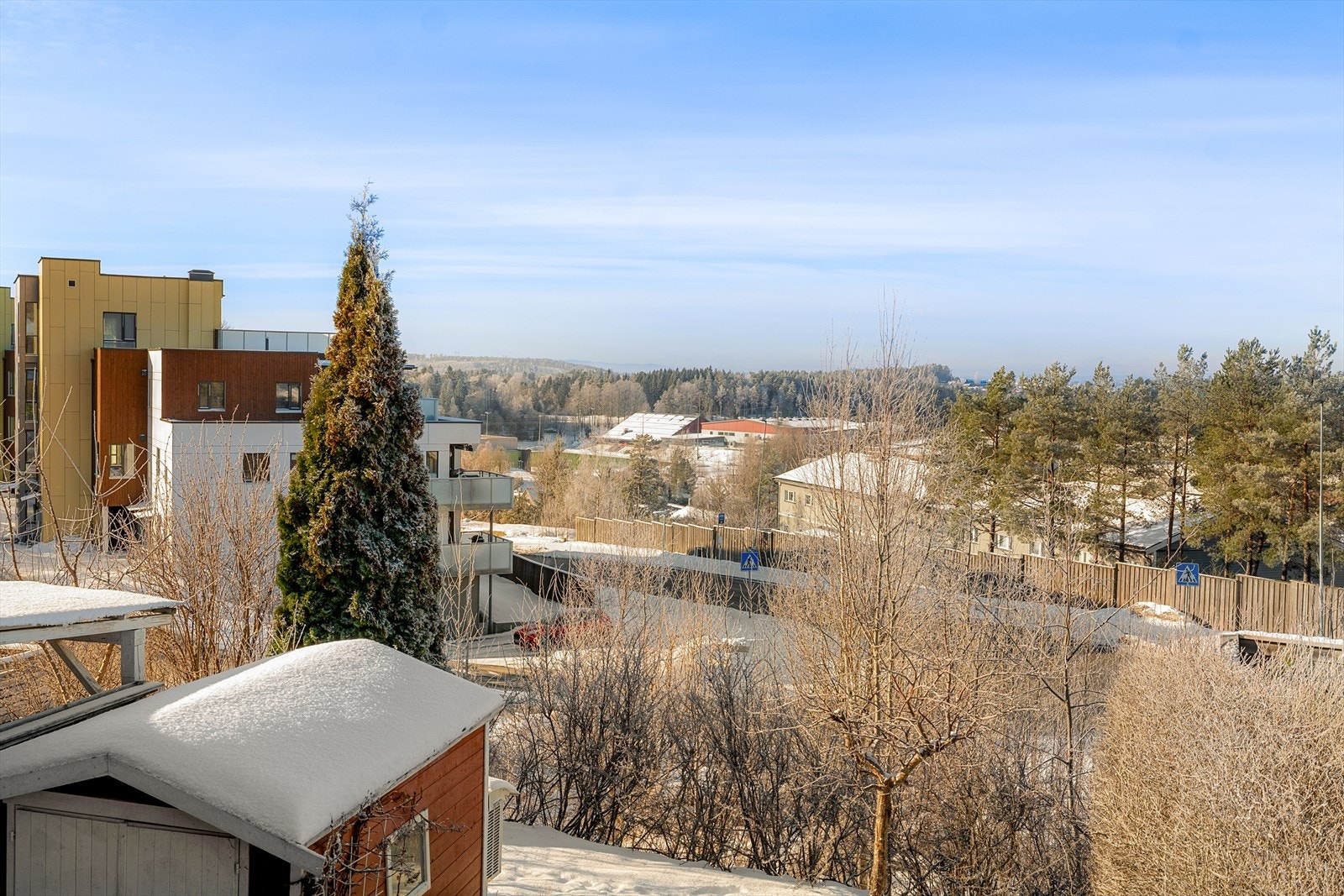 Utsikt mot nærområdet og grøntarealer gir et åpent landskap. Galleribilde