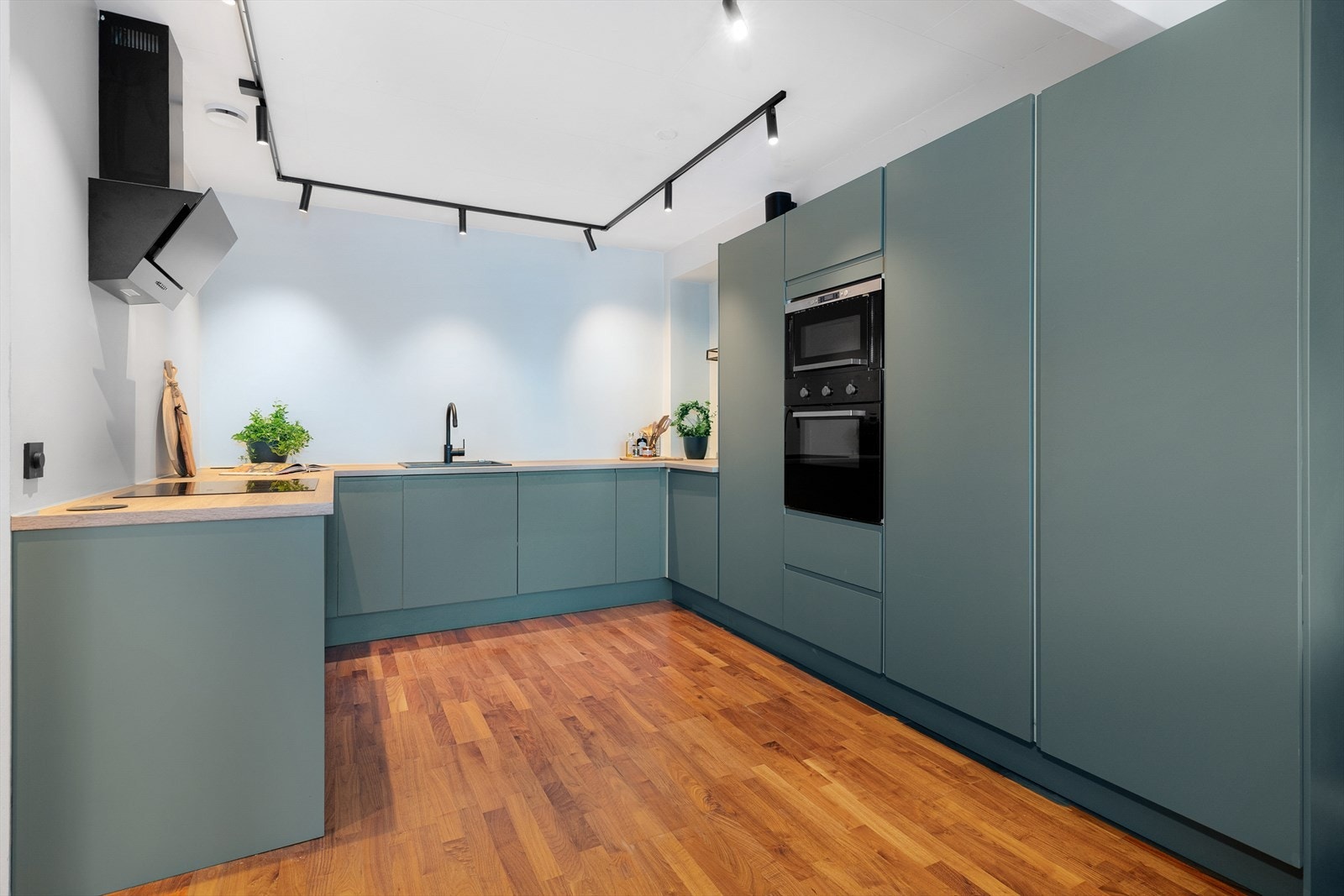 Kjøkkenet har integrerte hvitevarer og mekanisk avtrekk. Galleribilde