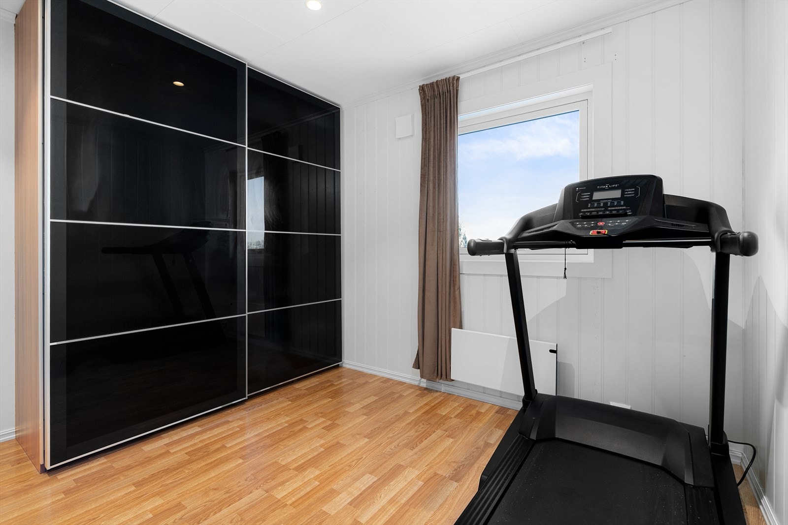 Skyvedørsgarderobe gir enkel oppbevaring, og vinduet gir naturlig lys. Galleribilde