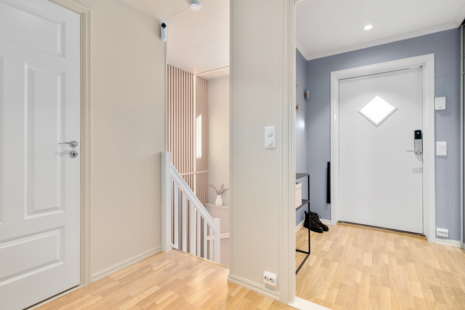 Direkte forbindelse til trapperom gir enkel tilgang til underetasjen. Galleribilde