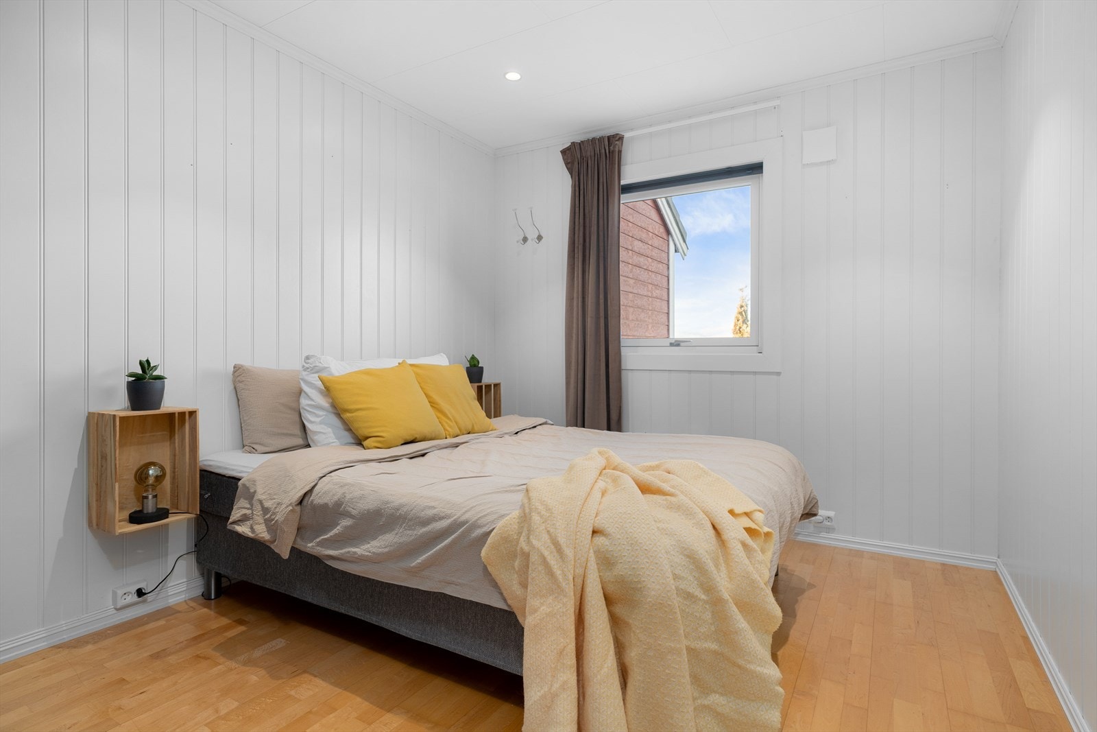 Romslig hovedsoverom med plass til dobbeltseng og tilhørende nattbord. Galleribilde