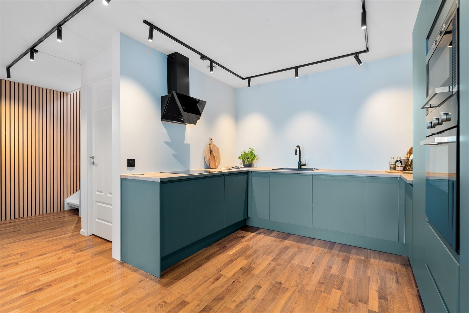 Kjøkkenet har glatte fronter og laminatbenkeplate med integrert ventilator. Frontene ble skiftet i 2023. Galleribilde