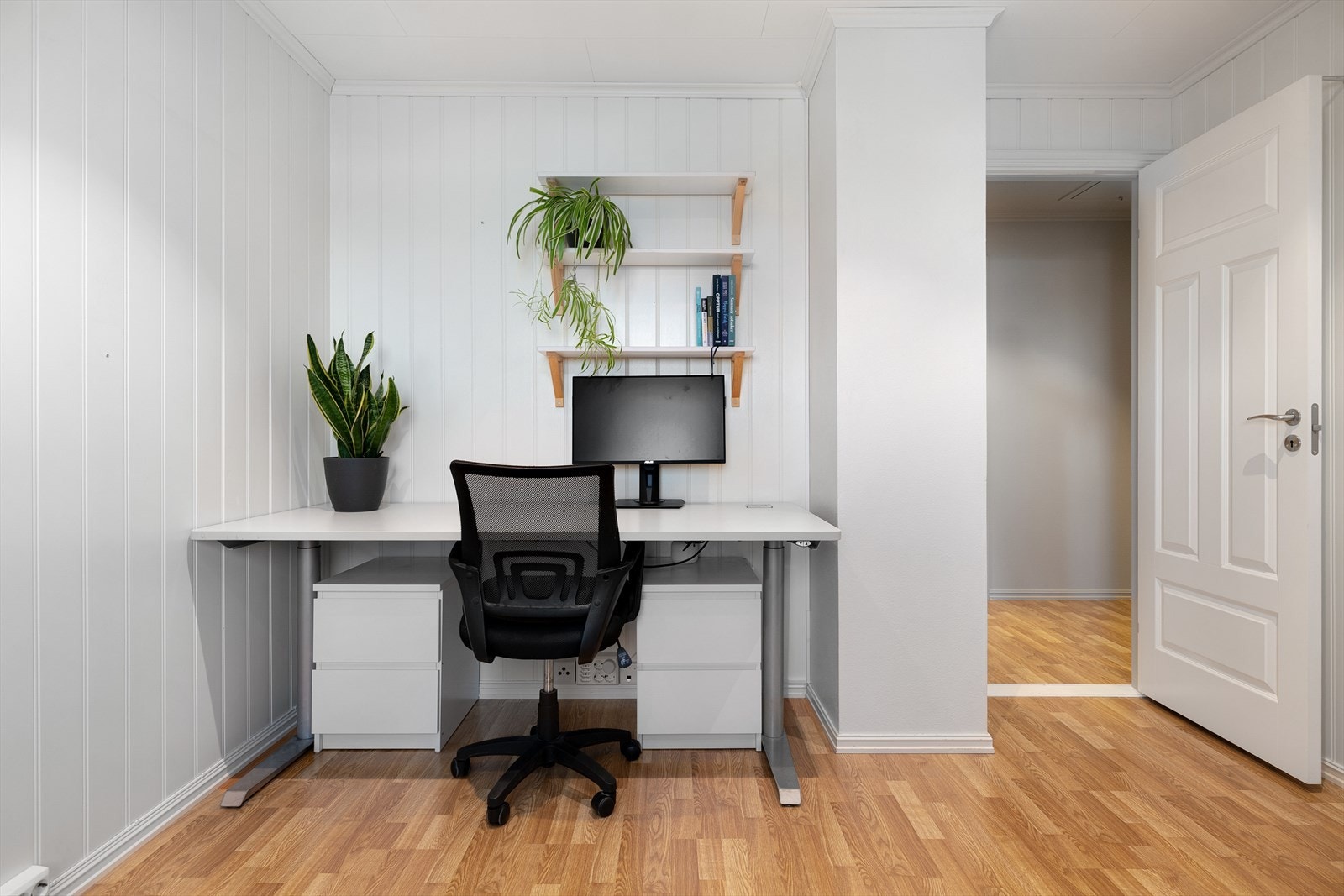 Rommet passer perfekt som gjesterom, kontor, barnerom eller en kombinasjon. Galleribilde