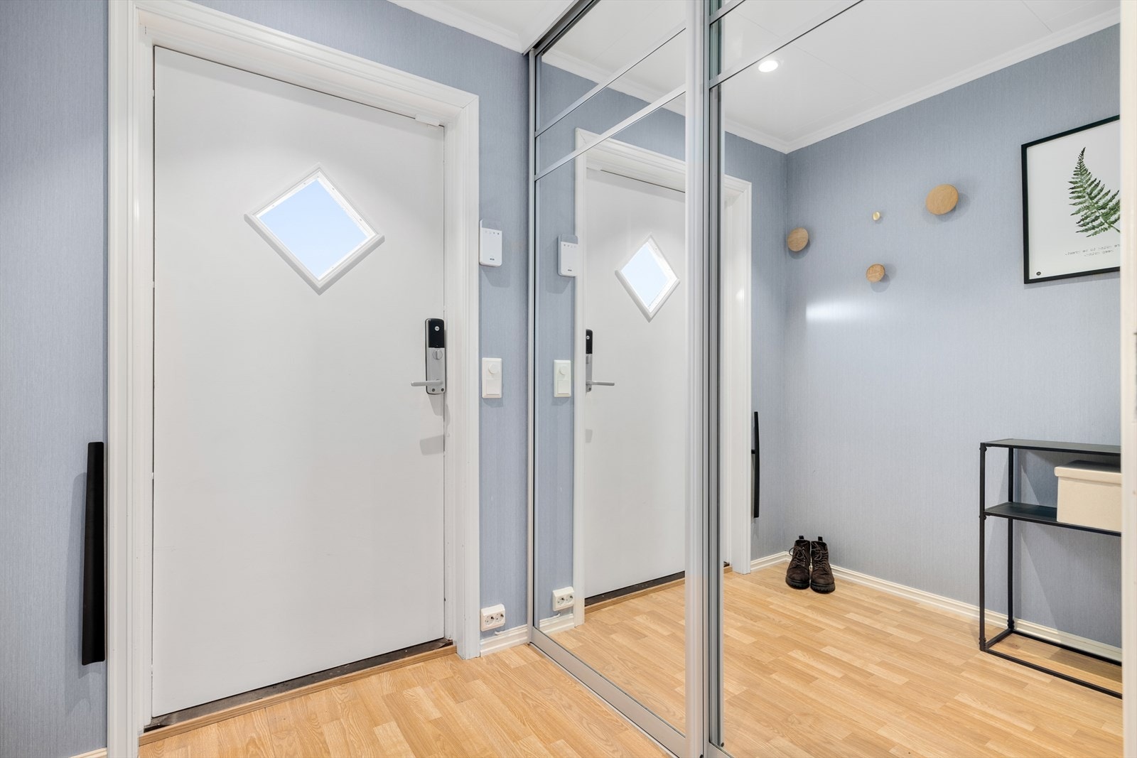 Speilfrontene gir rommet ekstra dybde og lys. Galleribilde