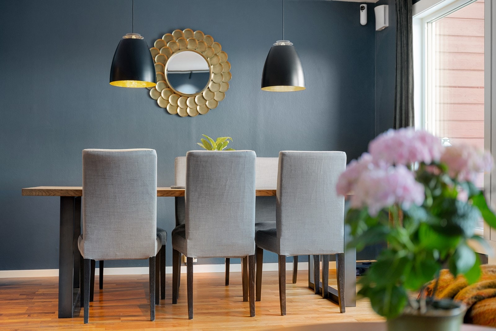 Spisebordet blir det naturlige samlingspunktet når man inviterer venner og familie til hyggelige lag. Galleribilde