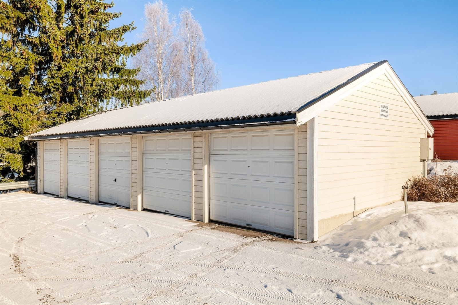 Felles garasjeanlegg med elektrisk leddport gir trygg parkering. Galleribilde