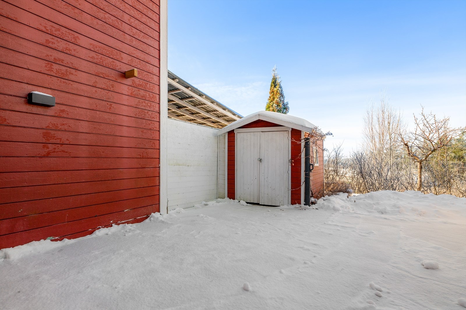 Frittstående bod på ca. 4 m² med liggende kledning, oppført uten isolasjon og innvendig kledning. Terrassebord ble byttet i 2021. Galleribilde