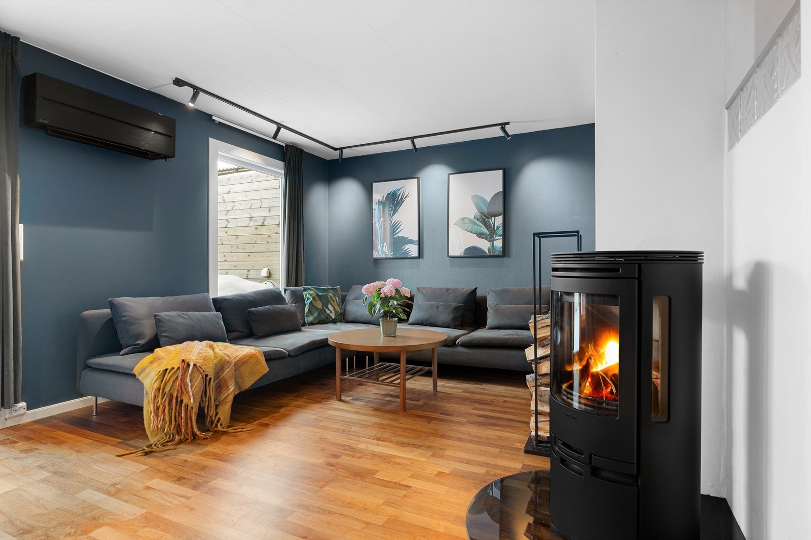 Hyggelig stue med plass til sofagruppe og det som hører til. Galleribilde