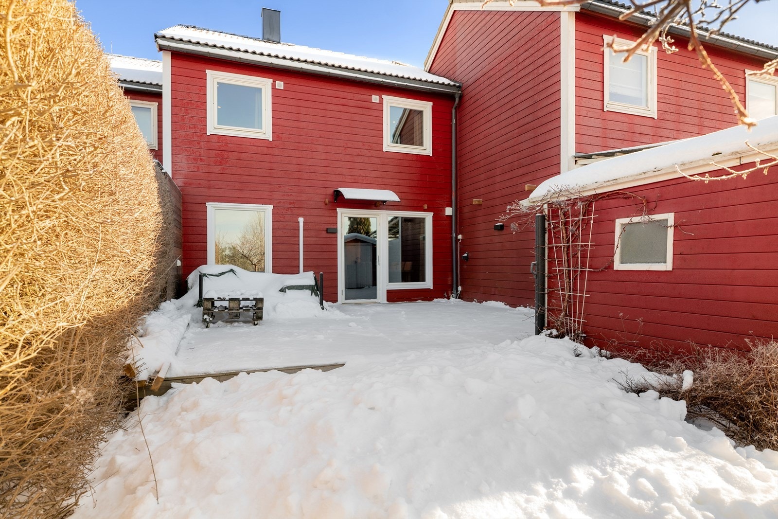 Koselig platting utenfor stuen med god plass til lounge-gruppe, grill med mer. Terrassen er vestvendt og har et areal på ca. 34 kvm. Galleribilde