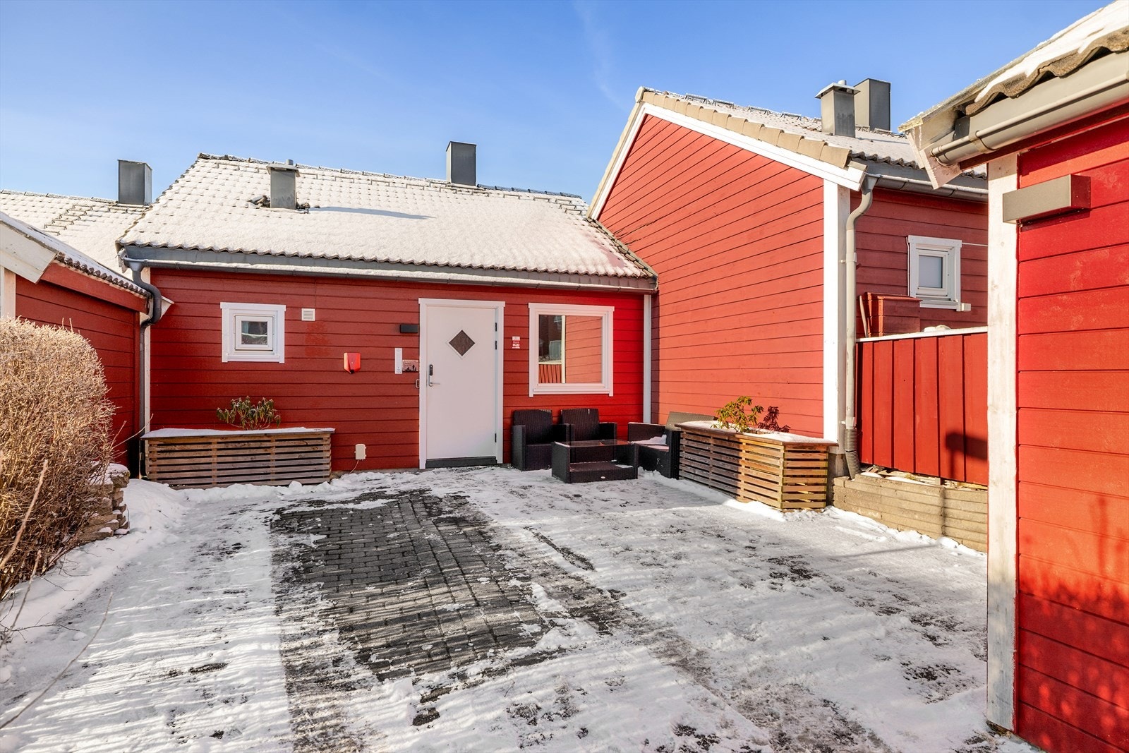 Et attraktivt og koselig rekkehus med fine uteplasser på Langhus. Galleribilde