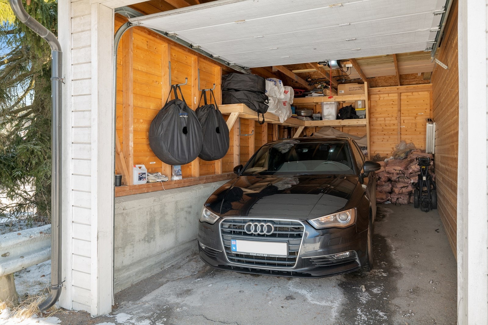 Garasje i rekke, areal er ca. 18 m2 og har elektrisk leddport. Galleribilde