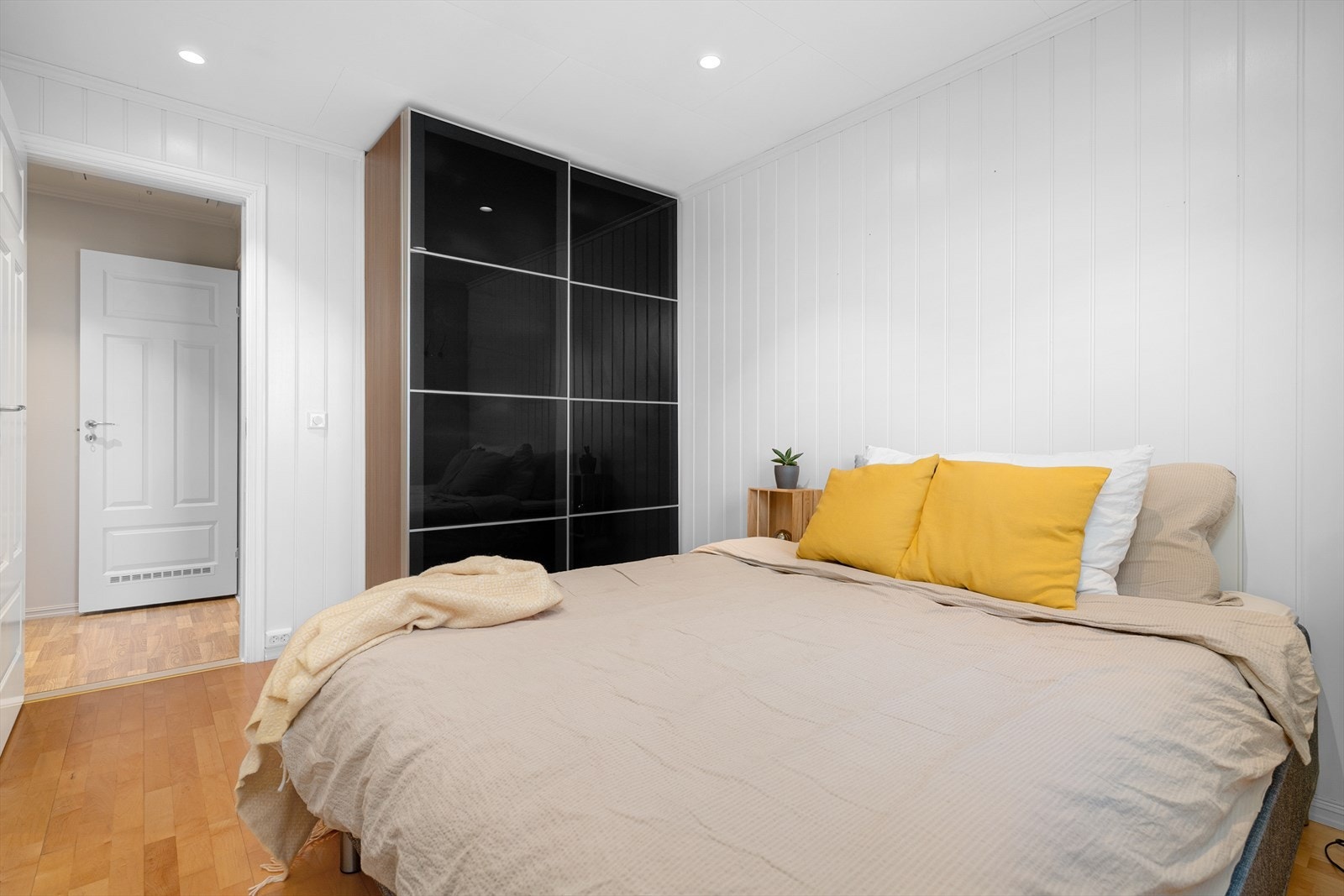 Garderobeskap med skyvedører gir godt med oppbevaringsplass. Galleribilde