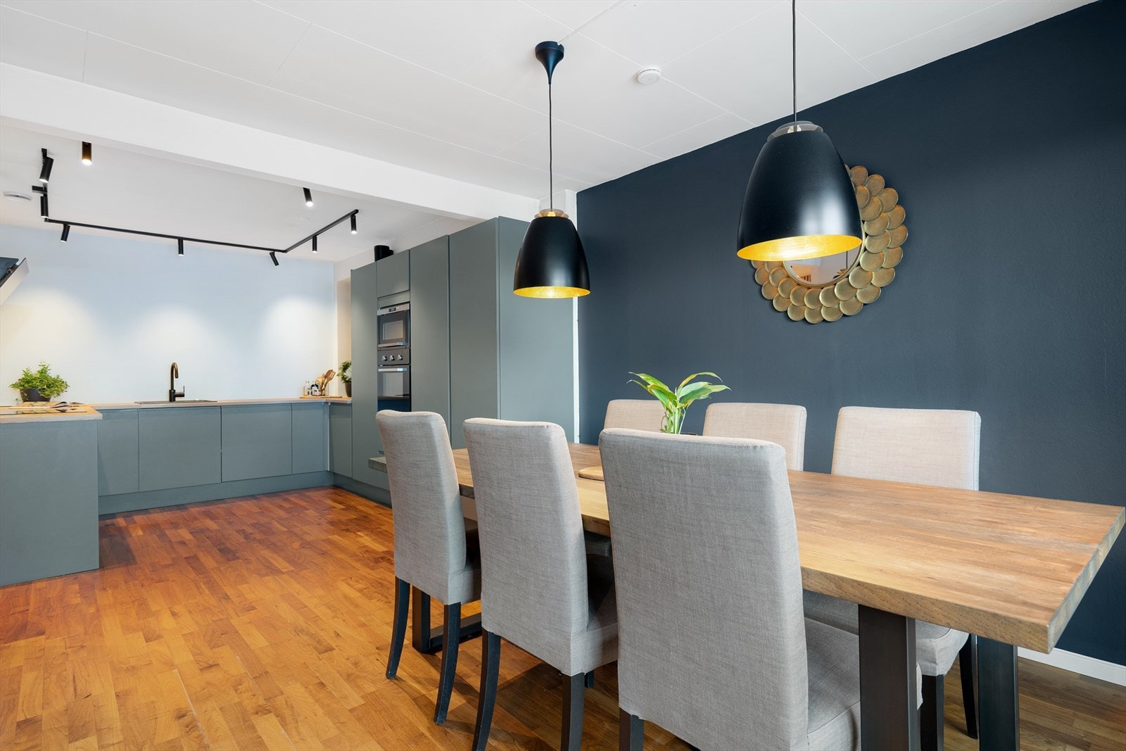 Den direkte forbindelsen mellom kjøkken og spiseplass gir en sosial og fin løsning. Galleribilde