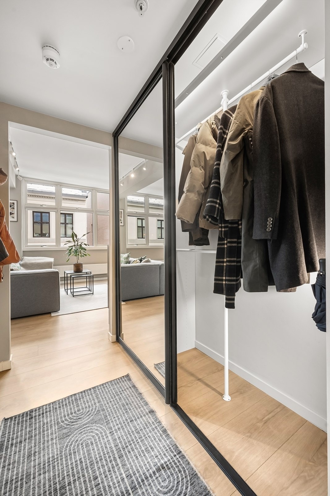 I gangen er det innholdsrik skyvedørsgarderobe for oppbevaring av sko og yttertøy. Galleribilde