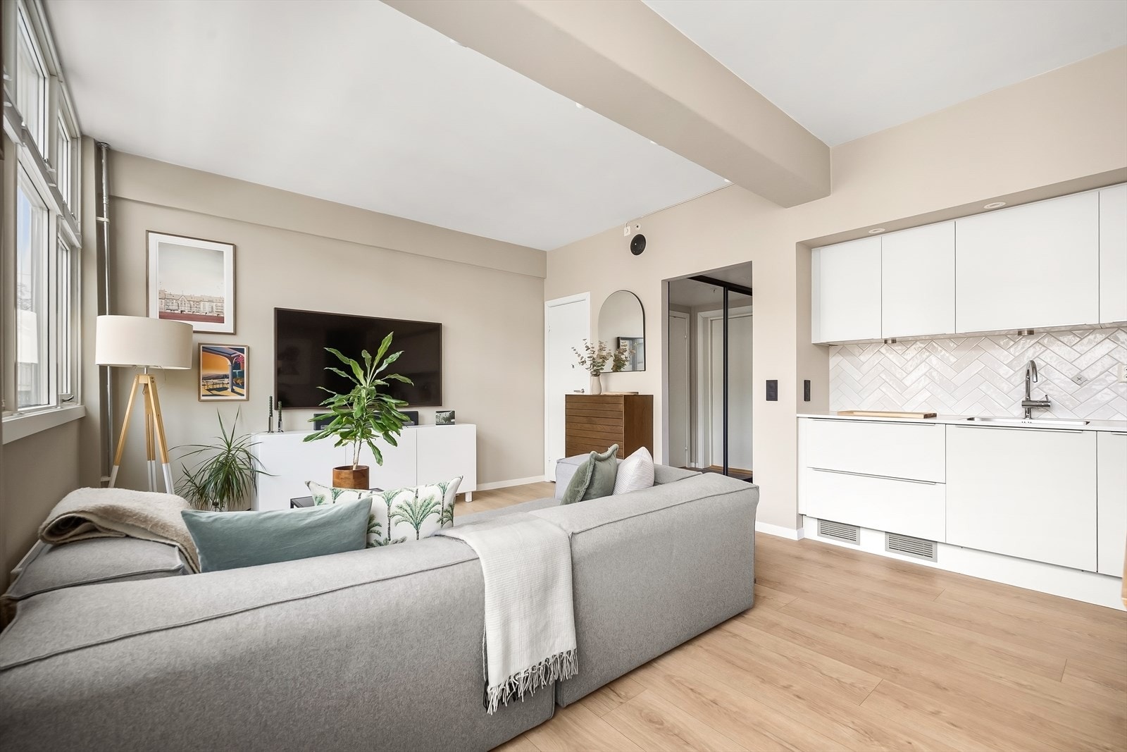 Det er plass til stor sofagruppe med tilhørende sofabord og TV-møblement. Galleribilde