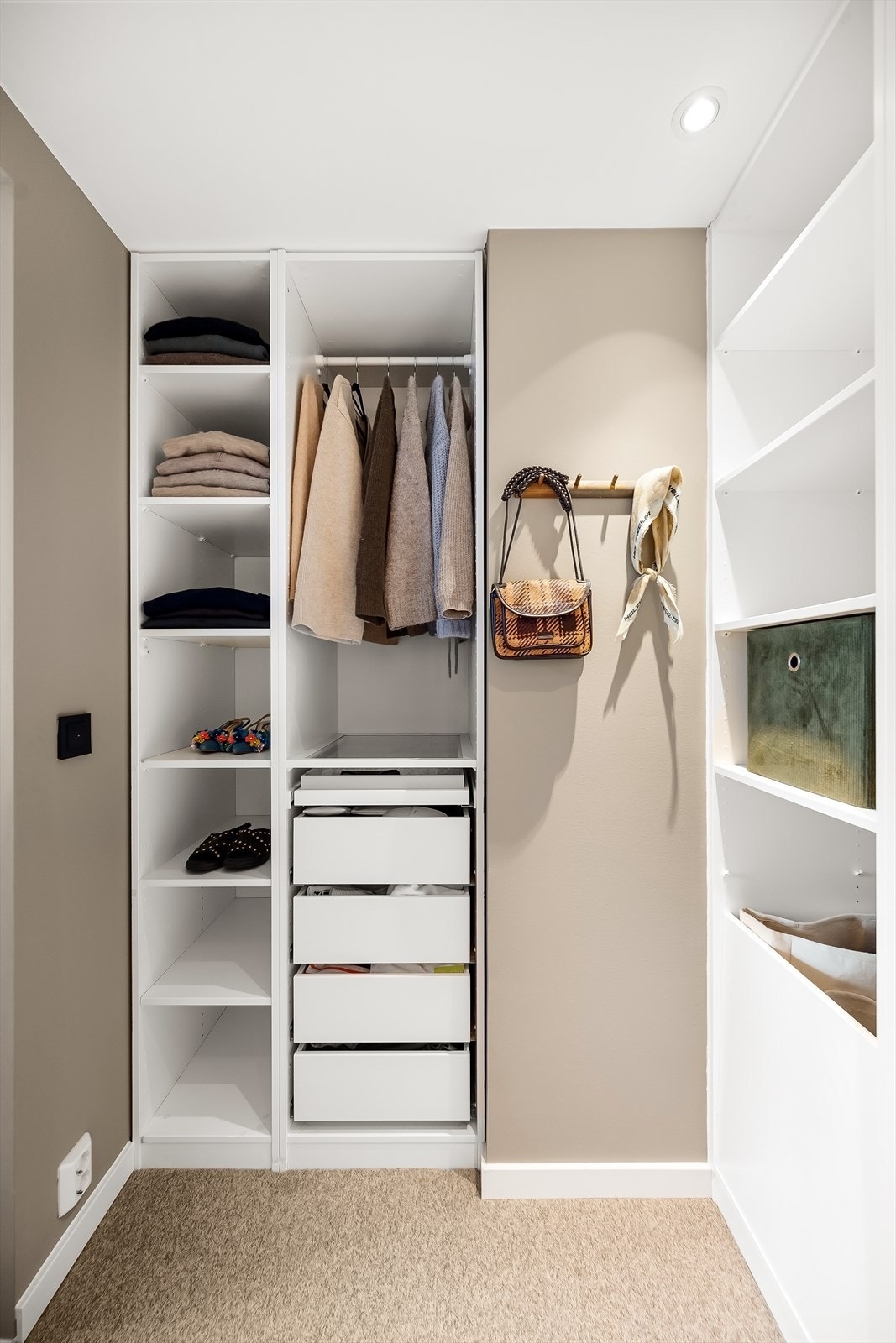 Fra soverommet er det adkomst til eget walk-in closet. Galleribilde