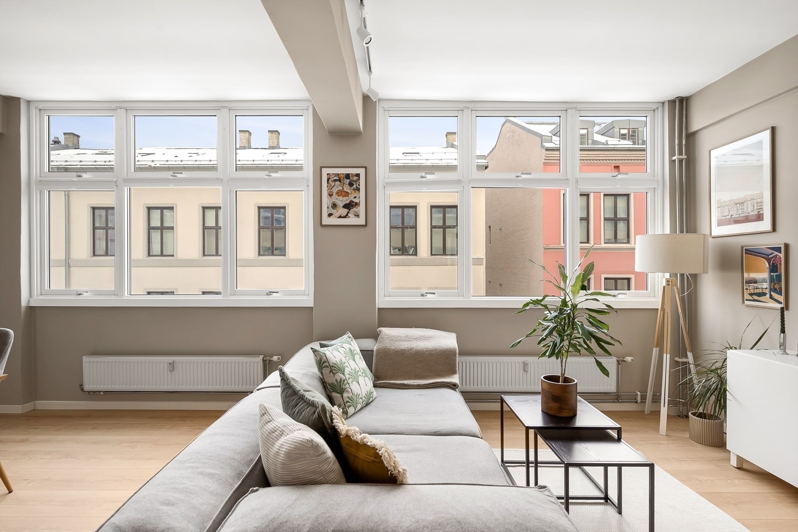 Stuen har godt lysinnslipp med store vindusflater langs hele den ene veggen og god takhøyde på 2,75 meter. Galleribilde